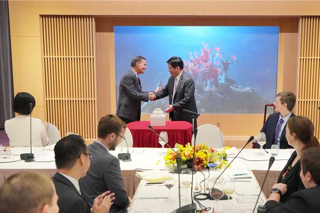 外交部長林佳龍接待「下一個世代國安領袖計畫」（Next Gen）訪問團。（取自林佳龍臉書）