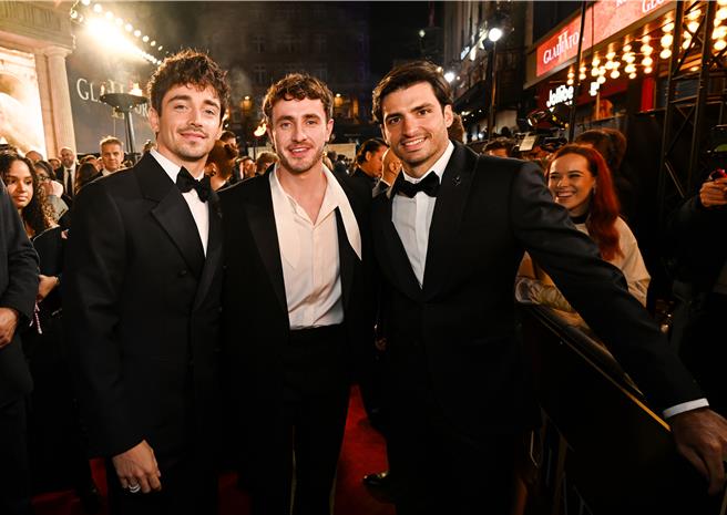 夏尔勒克莱尔（左起）、保罗麦斯卡以及卡洛斯塞恩斯出席日前伦敦首映会。（图／派拉蒙影业提供）