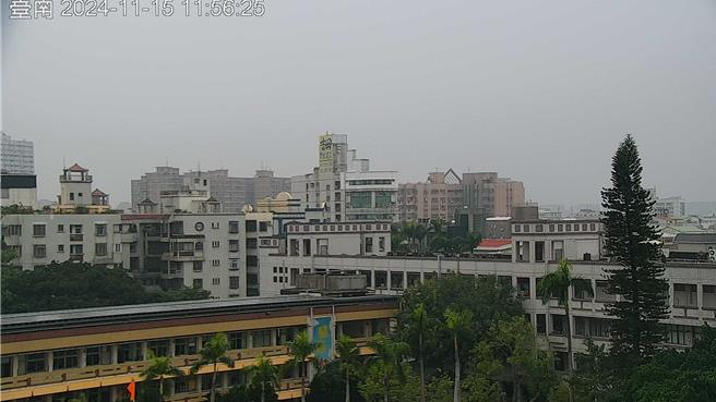 受到颱风及其外围环流影响，西半部风速弱且混合层高度偏低，水平及垂直扩散条件差，污染物易累积，多个测站为橘色提醒等级。（翻摄自空气品质监测网／林良齐台北传真）