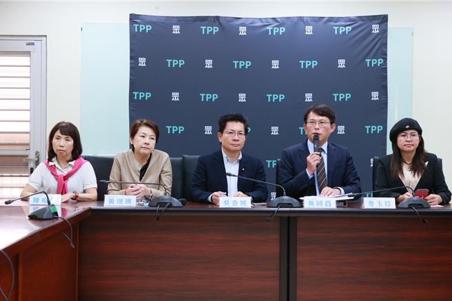 黃珊珊（左二）發文表示，現在的憲訴法沒有最低法定人數、表決門檻太低，當然應該另外提出修改判決門檻的方式解決。（民眾黨團提供）