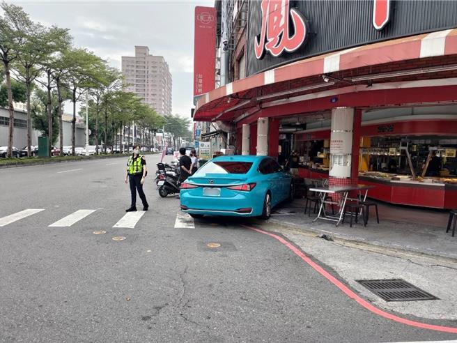 車禍發生瞬間，藍色轎車直接失控衝入自助餐店。（民眾提供／紀爰高雄傳真）