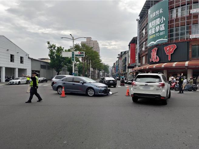 車禍過後，附近車輛、用路人要小心通過，警方也到場指揮交通。（民眾提供／紀爰高雄傳真）