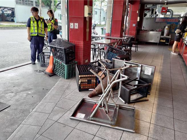 自助餐店的桌子、數個籃子都被撞翻。（民眾提供／紀爰高雄傳真）