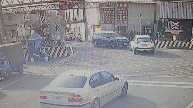 位于云林县府前的斗六市保庄路平交道上14日发生2辆车会车纠纷，其中一辆车居然停在平交道。（民眾提供）