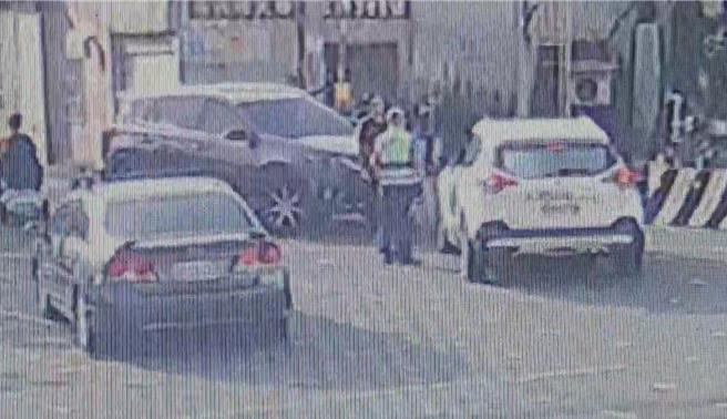 停在平交道区的黑车驾驶下车理论，白车未下车，铁路保全催促两车快走。（民眾提供）