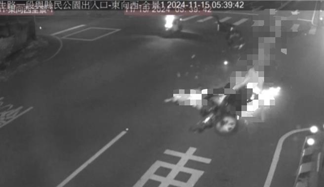 屏东市15日清晨5时许发生一起死亡车祸，61岁陈姓男子走斑马线准备穿越和生路到县民公园晨运，不料遭重机撞飞送医不治。（警方提供／谢佳潾屏东传真）