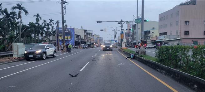 屏东市15日清晨5时许发生一起死亡车祸，61岁陈姓男子走斑马线准备穿越和生路到县民公园晨运，不料遭重机撞飞送医不治。（警方提供／谢佳潾屏东传真）