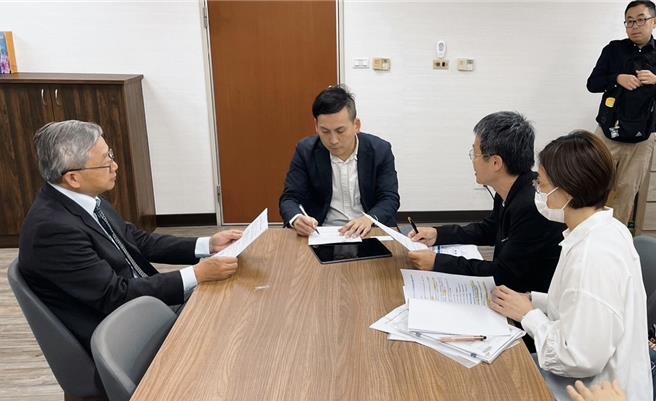 國民黨立委葉元之表示，國科會博士生獎學金原本申請期限到10月底，但他之前在立法院質詢時，質疑獎學金搞黑箱，完全沒宣傳，國科會主委吳誠文（左1）近日率團前往說明。（葉元之提供）