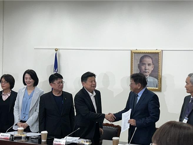 总统府秘书长潘孟安（右一）带领考试委员被提名人依序拜会国民党团，盼人事案儘速审议通过。（陈薏云摄）