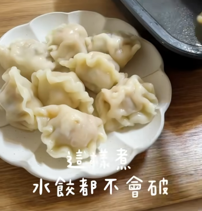 酒酒姐姐表示，用微波炉煮出来的水饺非常完美，皮都不会破。（酒酒姐姐这一家-小p涂鸦授权提供）