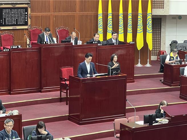 台北市長蔣萬安15日於議會接受質詢，遭民進黨議員許淑華質疑縱容狼師案。（張珈瑄攝）