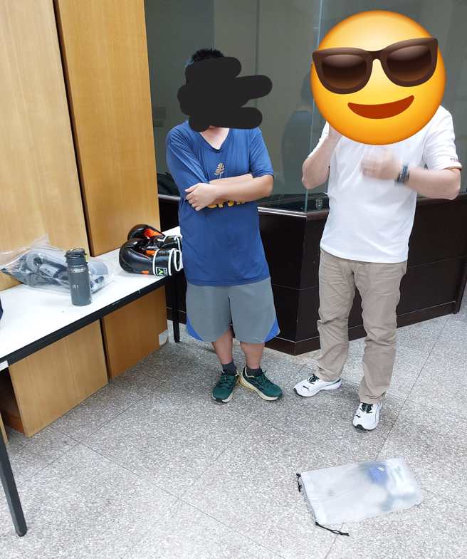 一名妈妈带4岁女童到社区大学上散打课，不料一名27岁男学员（左），竟利用学习到的踢技，攻击其女儿肚子，导致女儿腹部挫伤。（翻摄自我爱大甲2脸书社团）