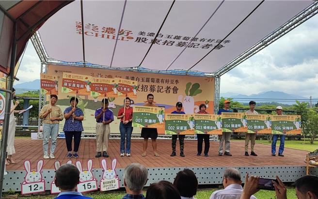 「美濃白玉蘿蔔還有好豆季」，今年因為颱風多、雨水多，農田打田整地、施肥播種的時間一再延後，11月18日上午10時開放股東田區認股。（林雅惠攝）