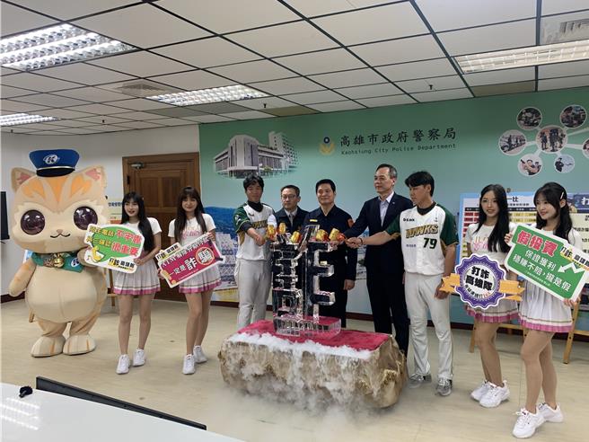 高雄市警公布打诈仪表板，邀请台钢雄鹰球员及啦啦队女孩。（郭良杰摄）