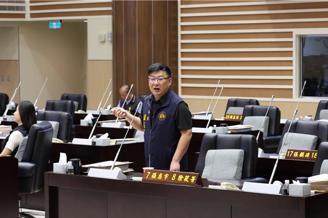苗栗县议会总质询，15日轮由县议员张志宇质询，出身公馆乡的张志宇关心桃竹苗大硅谷计画推动后，对苗栗县有何好处？会不会排挤其它乡镇市的发展？（谢明俊摄）
