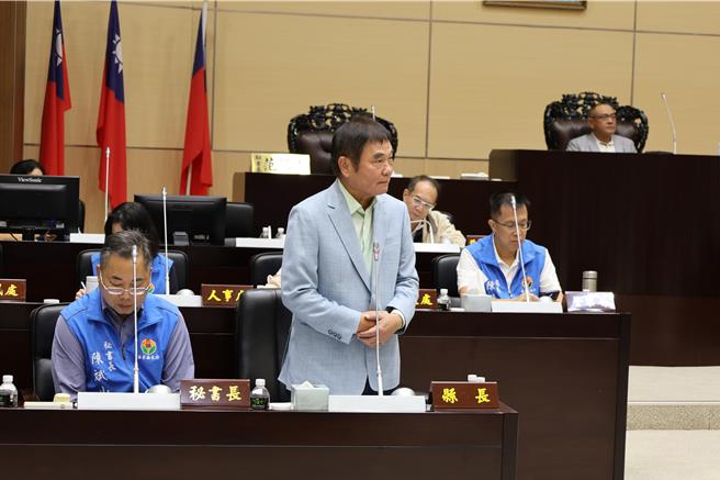 苗栗县议会总质询，15日轮由县议员张志宇质询，出身公馆乡的张志宇关心桃竹苗大硅谷计画推动后，对苗栗县有何好处？会不会排挤其它乡镇市的发展？苗栗县长锺东锦表示外溢效应也会有利其它乡镇市。（谢明俊摄）