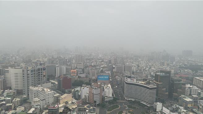 台南市15日的空气品质恶化，达到红色警戒等级，全市一片雾茫茫。台南市环保局呼吁外出戴口罩，敏感族群增加防护避免外出。（程炳璋摄）
