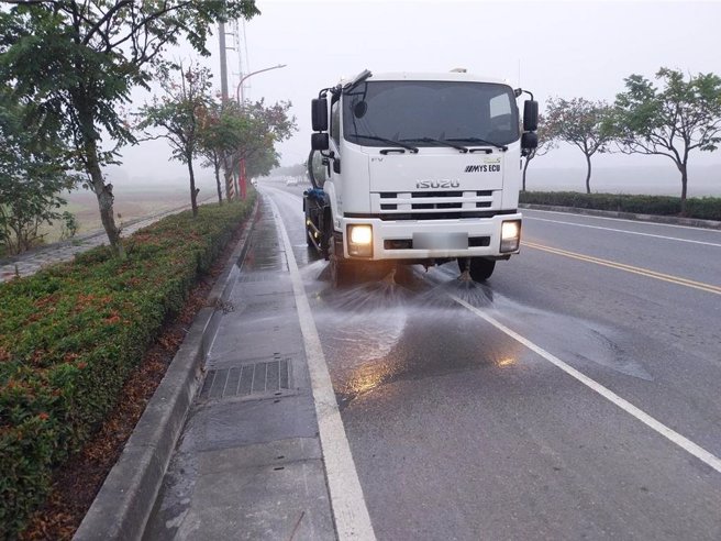 台南市15日的空气品质恶化，达到红色警戒等级。台南市环保局出动撒水车洗街，避免空污加剧。（台南市环保局提供／程炳璋台南传真）