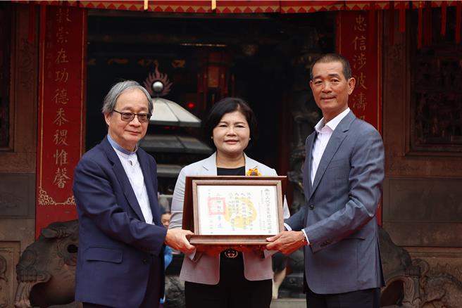 文化部长李远（左）颁发给北港朝天宫国家级重要民俗证书，有感而发承诺「我会努力」。（周丽兰摄）