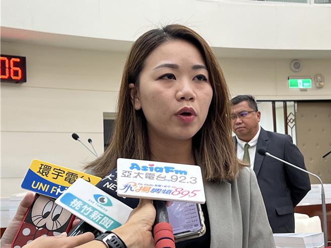 民进党市议员杨玲宜不满多次向行政处索资未提供，甚至承诺回覆后无音讯，简直是藐视议会，她在质询时将行政处代理处长彭孔贞请出议会。（王惠慧摄）
