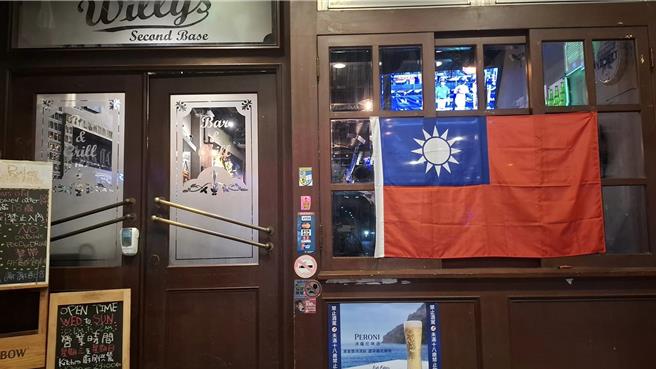 中華隊在世界棒球比賽期間，都會出現球迷相約看球，有酒吧業者在門口掛出國旗，吸引球迷進場看電視轉播，一起為中華隊加油。（程炳璋攝）