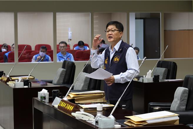 苗栗县议员杨恭林为卓兰镇民请愿在坜西坪设置自来水净水场。（谢明俊摄）