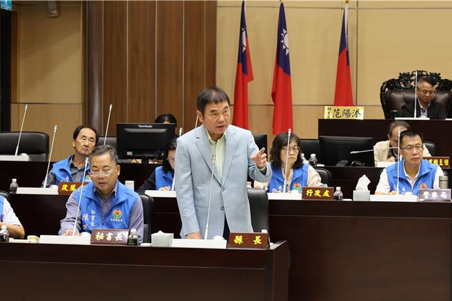 苗栗县议员杨恭林为卓兰镇民请愿在坜西坪设置自来水净水场，苗栗县长锺东锦要协调自来水处研议。（谢明俊摄）