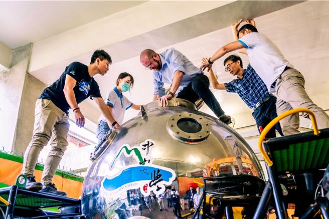 「台英大学联盟」研讨会「净零排放」领域学者参访中山大学水下载具中心，西苏格兰大学教授Mackay入舱体验。（中山大学提供／郭良杰高雄传真）