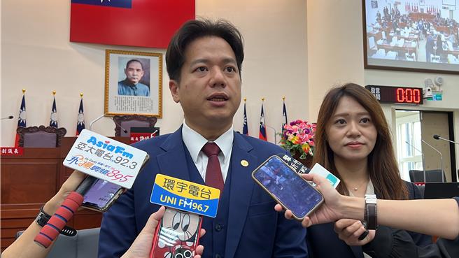新竹市代理市长邱臣远则以尊重民意、市民优先8字总结首度质询的心得，议员监督的建议都会责成各局处进一步评估、研议。（王惠慧摄）