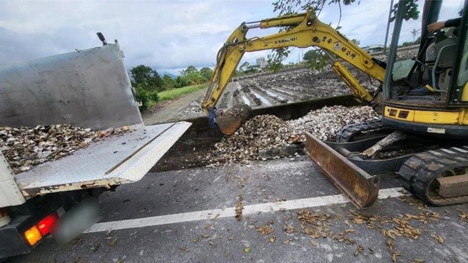 吉安乡华城路遭人倾倒牡蛎壳，散发恶臭，怀疑来自某家餐厅所为，将开罚。（吉安乡公所提供／王志伟花莲传真）