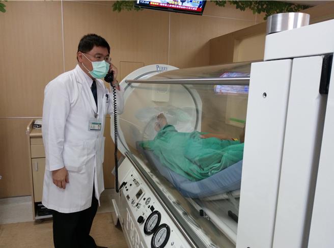 大千綜合醫院醫療副院長暨高壓氧中心主任蔡建宗表示，高壓氧治療提供純氧，提高組織氧氣濃度，促進傷口癒合。（大千醫院提供／謝明俊苗栗傳真）