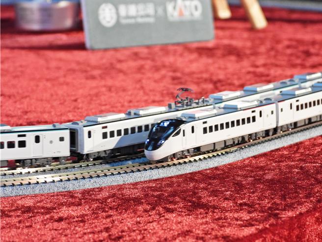 台铁公司与日本株式会社関水金属KATO公司签约，开发EMU3000型N规模型。（台铁公司提供／蔡明亘台北传真）