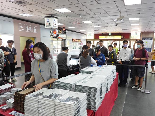 台铁EMU3000型N规模型开卖，首批100套不到1小时就完售。（台铁公司提供／蔡明亘台北传真）