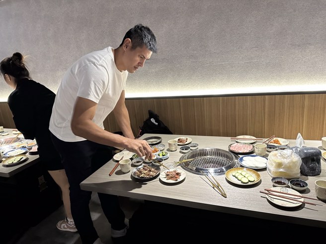 杨敬敏烤肉模样相当专业。(黄及人摄)