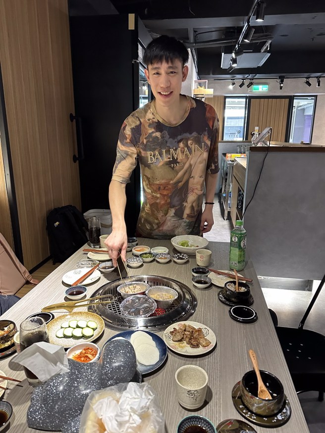 林书纬烤肉模样比较生涩，烤出来的东西却意外好吃。(黄及人摄)