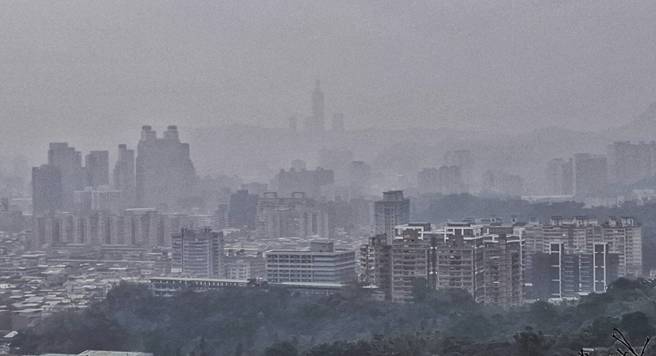 受到天兔颱风及其外围环流影响，西半部的扩散条件差、污染物易累积，大台北地区天空15日呈现雾茫茫一片。（赵双杰摄）