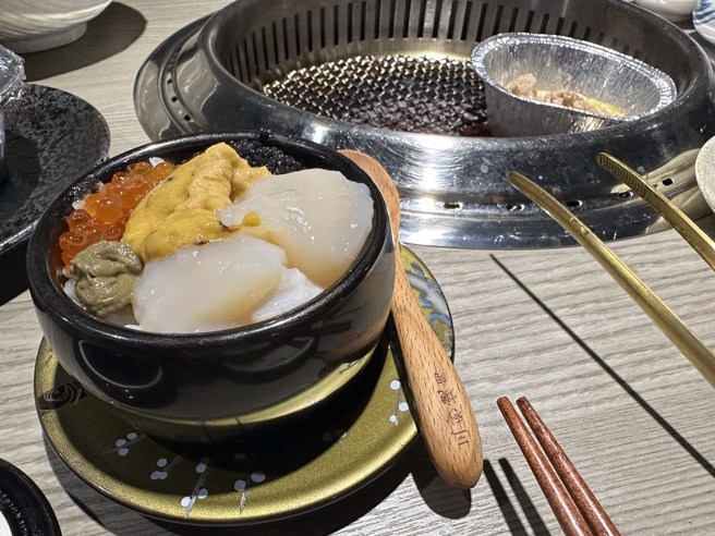 三秒烧肉的招牌菜「三秒盅」。(黄及人摄)