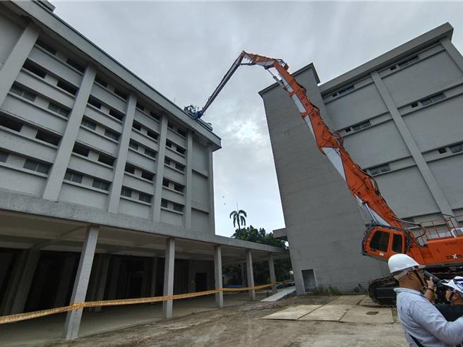 舊嘉義菸葉廠活化工程啟動，市長黃敏惠15日率市府團隊祈福後，重型機具敲打11號倉庫頂樓。（廖素慧攝）