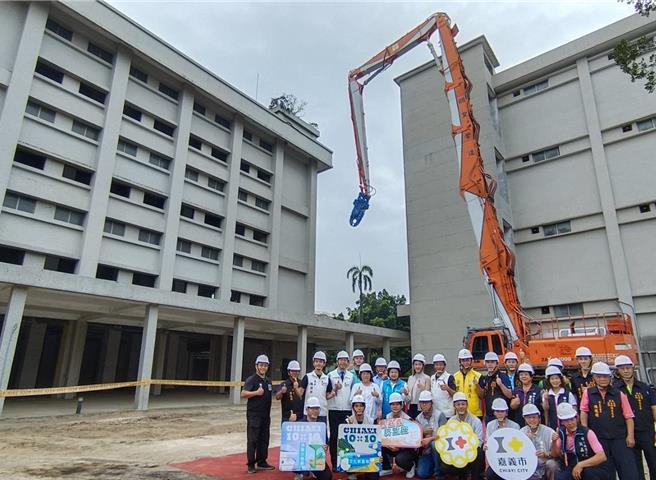 舊嘉義菸葉廠活化工程啟動，15日市長黃敏惠率市府團隊及多位議員見證。（廖素慧攝）