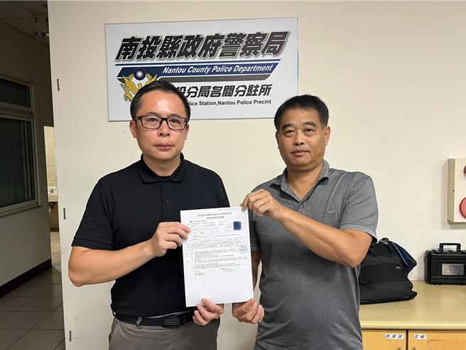名间反焚化炉自救会总干事陈国强与名间乡长陈翰立，14日晚间至名间分驻所提告。（民眾提供／杨静茹南投传真）