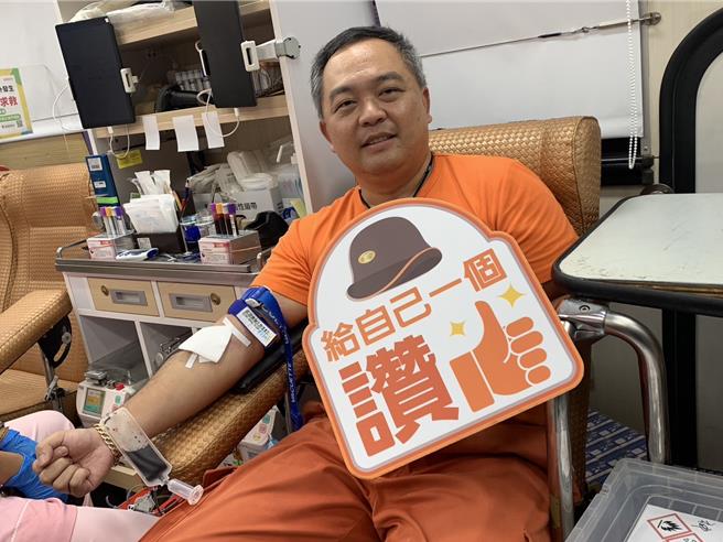 高鐵嘉義站15日舉辦「寒冬送暖．捐血傳愛」活動，員工挽袖捐血。（高鐵嘉義站提供／廖素慧嘉義傳真）