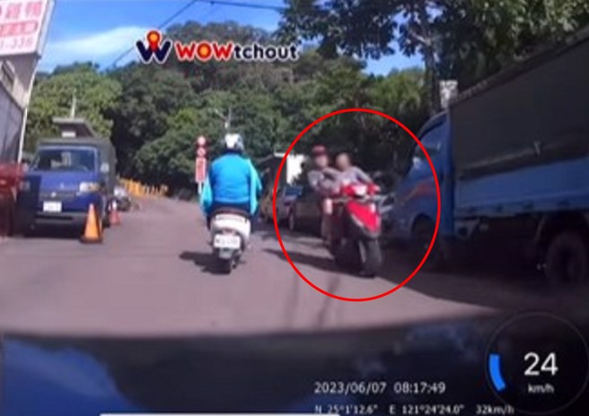 騎士上山遇到雙載機車疑似煞車失靈，逆向衝下山後自撞民宅。（翻攝wowtchout）