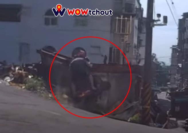 騎士上山遇到雙載機車疑似煞車失靈，逆向衝下山後自撞民宅。（翻攝wowtchout）