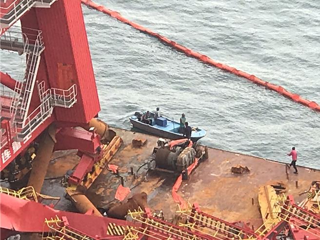 工作人員登鈺洲啟航輪施工。（交通部航港局提供）