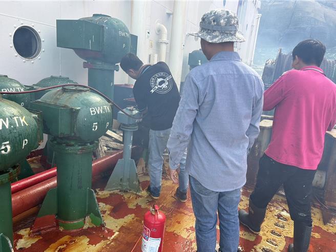 通風管道標示密封施工作業。（交通部航港局提供）