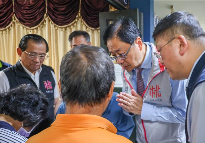 桃园市消防局第四大队龙潭义消分队40岁范姓义消副小队长，13日协助摘除民宅蜂窝作业时，不慎遭虎头蜂螫致死，15日中午桃园市长张善政前往中坜区中坜殡仪馆，关怀慰问范姓队员家属。（桃园市府提供／廖姮玥桃园传真）