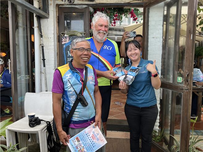 北觀處祕書邱于庭代表致贈小禮物。（北觀處提供）