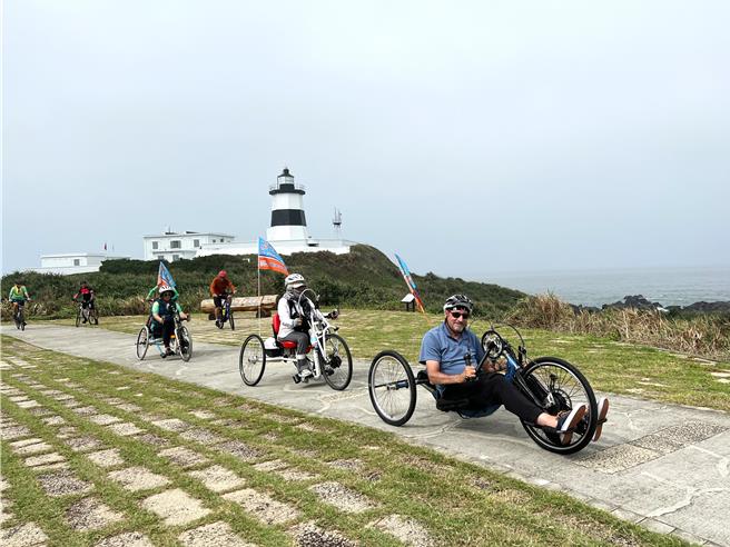 美台日無障礙自由車團隊-富貴角燈塔。（北觀處提供）