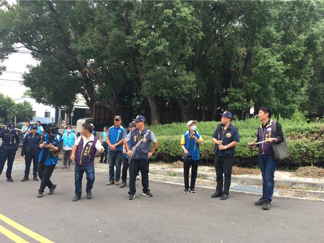 彰縣府人員今（15）日會同警方及台電、台水等單位，到社頭「清水那方」溫泉露營區，執行停止供水供電。（彰縣府提供／葉靜美彰化傳真）