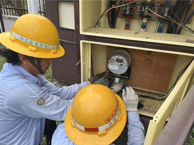 彰縣府人員今（15）日會同警方及台電、台水等單位，到社頭「清水那方」溫泉露營區，執行停止供水供電。（彰縣府提供／葉靜美彰化傳真）